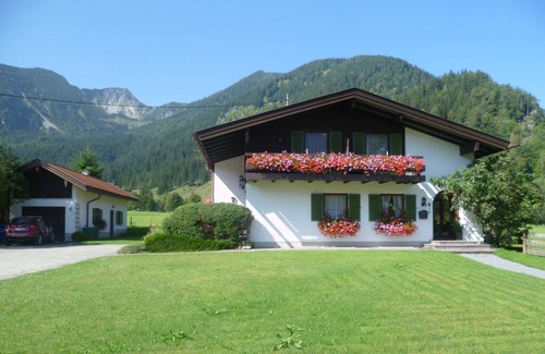 Bayrischzell Cottage | Budget-Friendly Single Room at Gästehaus Akelei - 10/10 Rating
