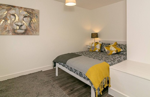 Letchworth House | Single room shared washroom facilities & Garden View