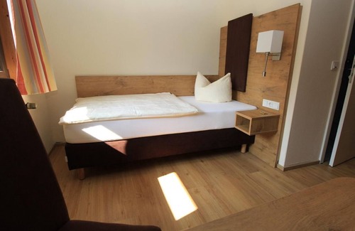Wasserliesch House | Comfortable Standard Room with Shower at Waldhotel Albachmühle