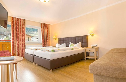 Niederau Hotel | Cozy Single Room with Breakfast at Hotel Schneeberger