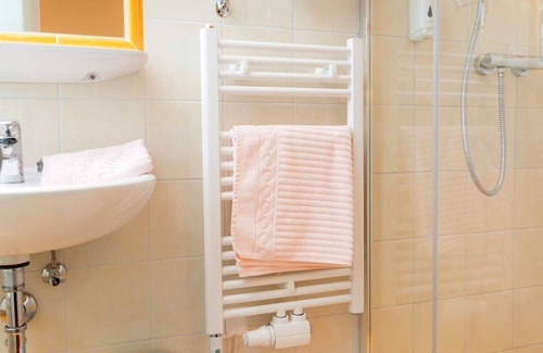Niederau Hotel | Cozy Single Room with Breakfast at Hotel Schneeberger