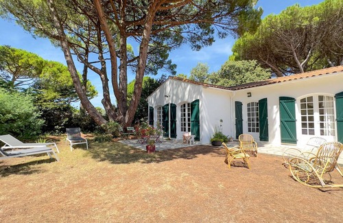 La Couarde-sur-Mer House | Family Villa Steps from the Beach with Ocean Views