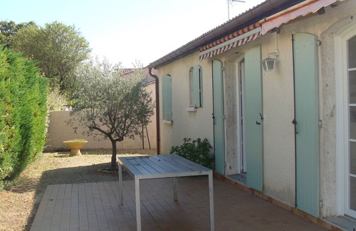 Vergeze House | Single storey house with enclosed garden