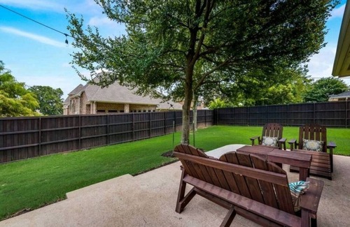 Flower Mound House | Convenient Stay Near DFW: Pet-Friendly with Spa & Breakfast