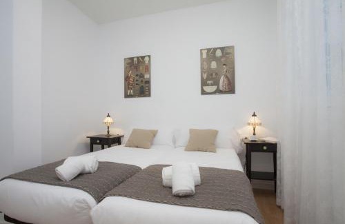 Ciutat Vella Apartment | Family-Friendly Retreat at SingularStays Plaza Redonda