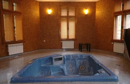 Chepelare Hotel | Pet-Friendly Stay at Siniya Han with Hot Tub & Dining