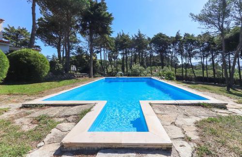 Sintra Villa | Inviting Sintra Classic Villa with Pool, Pet Friendly Stay