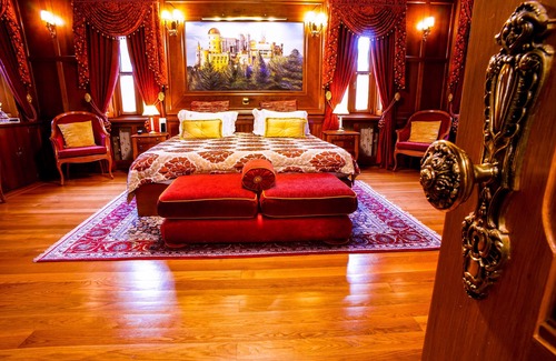 Sintra House | Elegant Sintra Marmòris Palace: Guest Rated 9.8 & Spa Access
