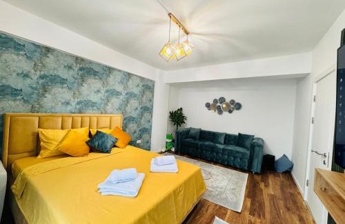 Tractorul Apartment | Elegant Sinuhe Apartment with Pool and Hot Tub Amenities
