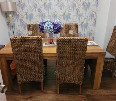Swindon House | Comfortable Stay at Siobhan's Abode with Child-Friendly Amenities