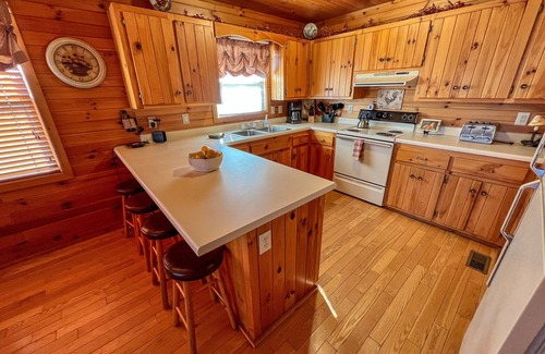 Grassy Creek Cabin | Budget-Friendly Retreat with Panoramic Views & Fireplace