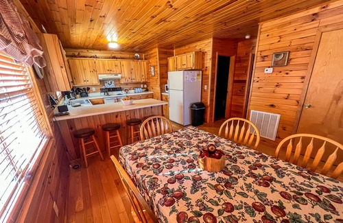 Grassy Creek Cabin | Budget-Friendly Retreat with Panoramic Views & Fireplace