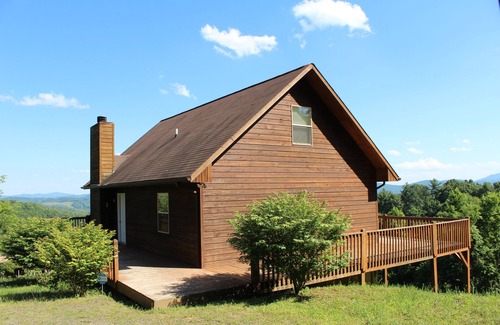 Grassy Creek Cabin | Budget-Friendly Retreat with Panoramic Views & Fireplace