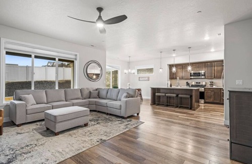 Tri-Cities House | Experience Sip & Stay: Trendy Getaway with Family-Friendly Amenities