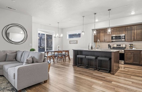 Tri-Cities House | Experience Sip & Stay: Trendy Getaway with Family-Friendly Amenities