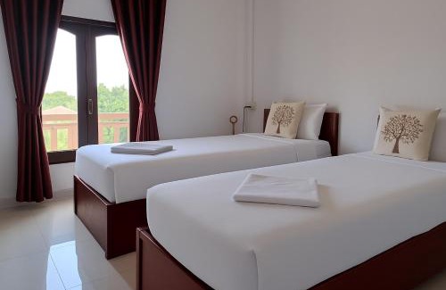 Phonsavan House | Family-Friendly Sipanya Guesthouse with Breakfast Included