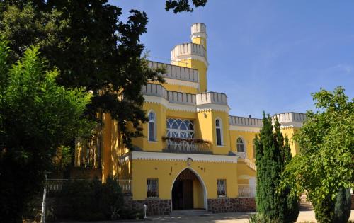 Balatonszepezd Ski Chalet | Enchanting Sir David Balaton Castle B&B with Ocean Views