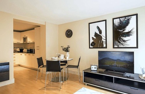 Queenhithe Apartment | Discover Sir John Lyon House with Spa & Family Amenities