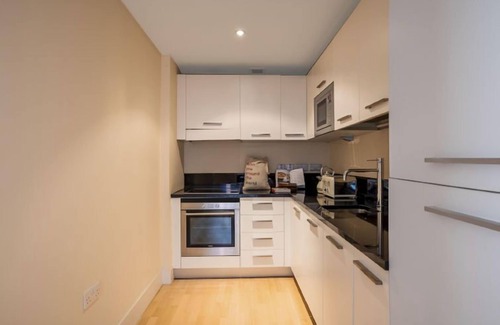 Queenhithe Apartment | Discover Sir John Lyon House with Spa & Family Amenities