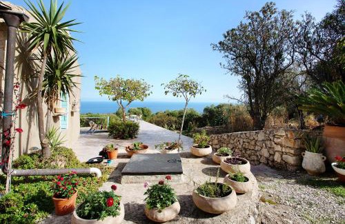 Korithi House | Discover Sira Stonehouse III: 4-Star Pet & Child Friendly Stay