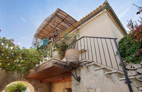 Korithi House | Discover Sira Stonehouse III: 4-Star Pet & Child Friendly Stay