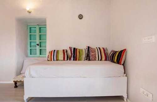 Korithi House | Discover Sira Stonehouse III: 4-Star Pet & Child Friendly Stay
