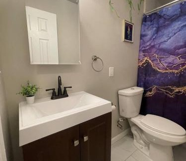 Poplar Apartment | Siren's Cozy Cove Hideaway Mins from Downtown