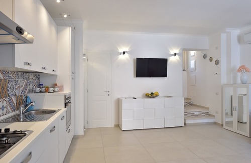 Minori House | Oceanfront Sirena Apartment with Spa and Kitchen Amenities