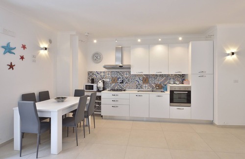 Minori House | Oceanfront Sirena Apartment with Spa and Kitchen Amenities