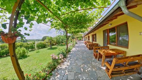 Sinemoretz House | Cozy Sirius Guest House with Pool & Family-Friendly Amenities