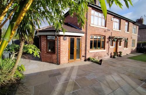 Crewe House | Cozy Sirius House: Family-Friendly with Garden and Driveway