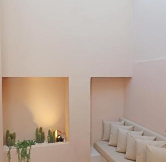 Ermoupoli Apartment | Eco-Friendly Retreat at Siroa Tranquil with Hot Tub