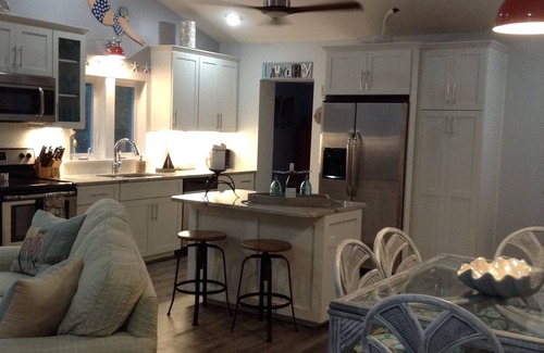Southport House | Experience Sis's Cottage - Ocean View Retreat in Southport