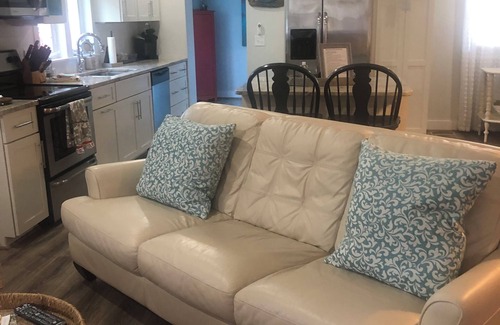 Southport House | Experience Sis's Cottage - Ocean View Retreat in Southport