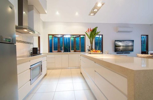 Port Douglas House | Beachside Haven - SISANYA with Ocean Views & Private Pool