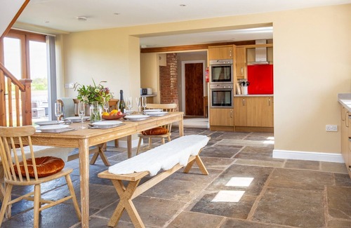 Bidford-on-Avon Cottage | Inviting Siskin Barn: Family-Friendly Retreat Near Stratford
