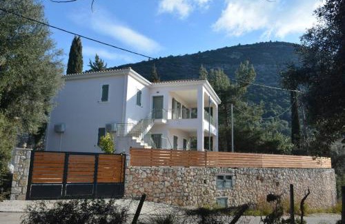Mikros Gialos Apartment | Experience Sissy Villas 1: Family-Friendly Retreat Rated 10/10