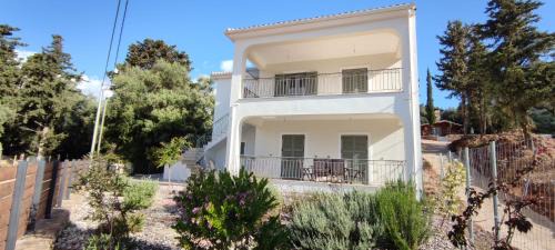 Mikros Gialos Apartment | Experience Sissy Villas 1: Family-Friendly Retreat Rated 10/10
