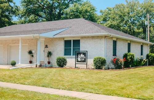 Centralia Condo | Guest Rated: Sisters Four Bed and Bath with Family-Friendly Amenities