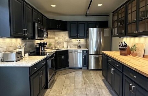 Sisters House | Ideal Sisters Home Upper: One-Bedroom Retreat for 5 Guests