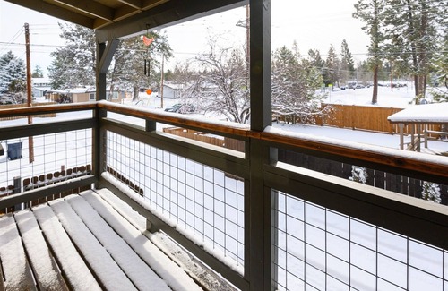 Sisters House | Ideal Sisters Home Upper: One-Bedroom Retreat for 5 Guests