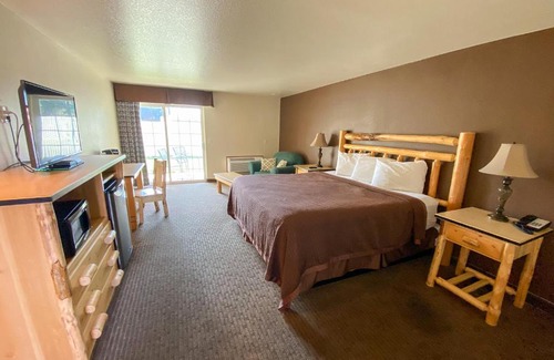 Sisters Hotel | Pet-Friendly Sisters Inn & Suites with Family Amenities