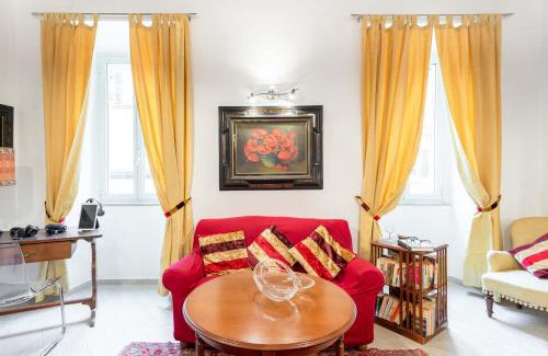 Rione IV Campo Marzio Apartment | Stylish Sistina House: Family-Friendly Holiday Home Retreat