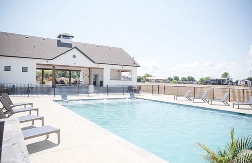 Kerens RV Rental | Pet-Friendly Escape at Site 162 @ Peninsula Point