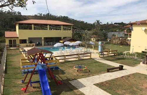 Igarata House | Chalet Retreat with Wet Bar and Family-Friendly Amenities