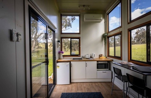 Windeyer House | Cozy Sithuri Tiny House with Breakfast & Family Amenities