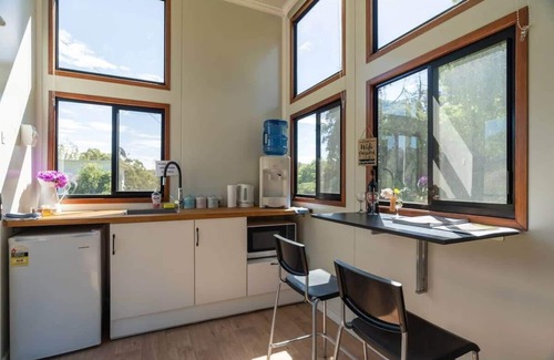 Windeyer House | Cozy Sithuri Tiny House with Breakfast & Family Amenities