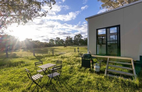Windeyer House | Cozy Sithuri Tiny House with Breakfast & Family Amenities