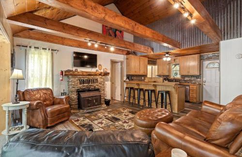 Newland House | Relaxing Sitting Bear Cottage with Spa at Linville Gorge