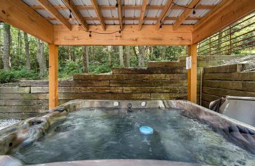 Newland House | Relaxing Sitting Bear Cottage with Spa at Linville Gorge